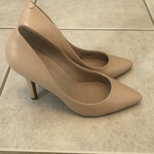 NWOT Charles by Charles David nude MAXX pumps